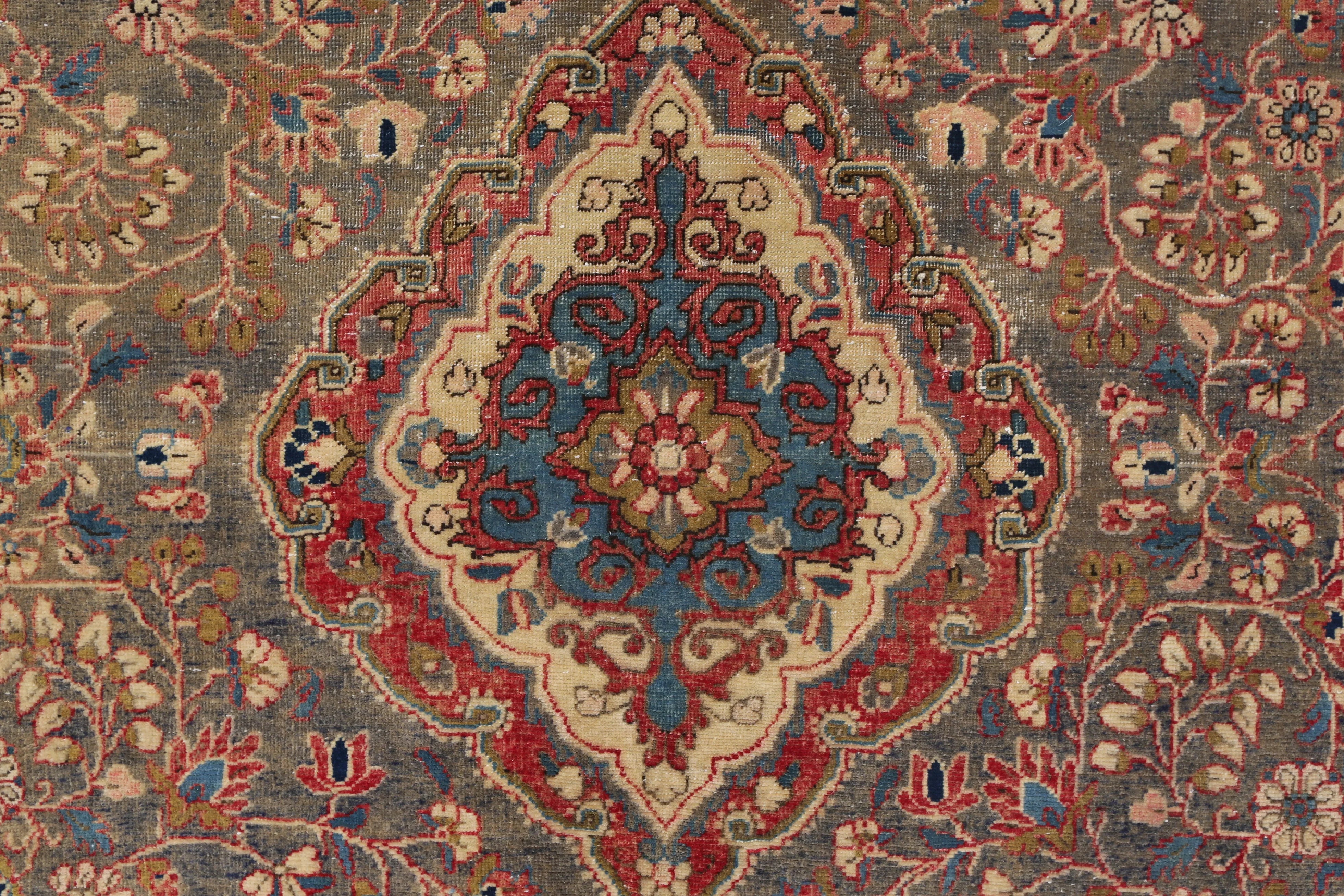 350 × 250 cm (11' × 8')