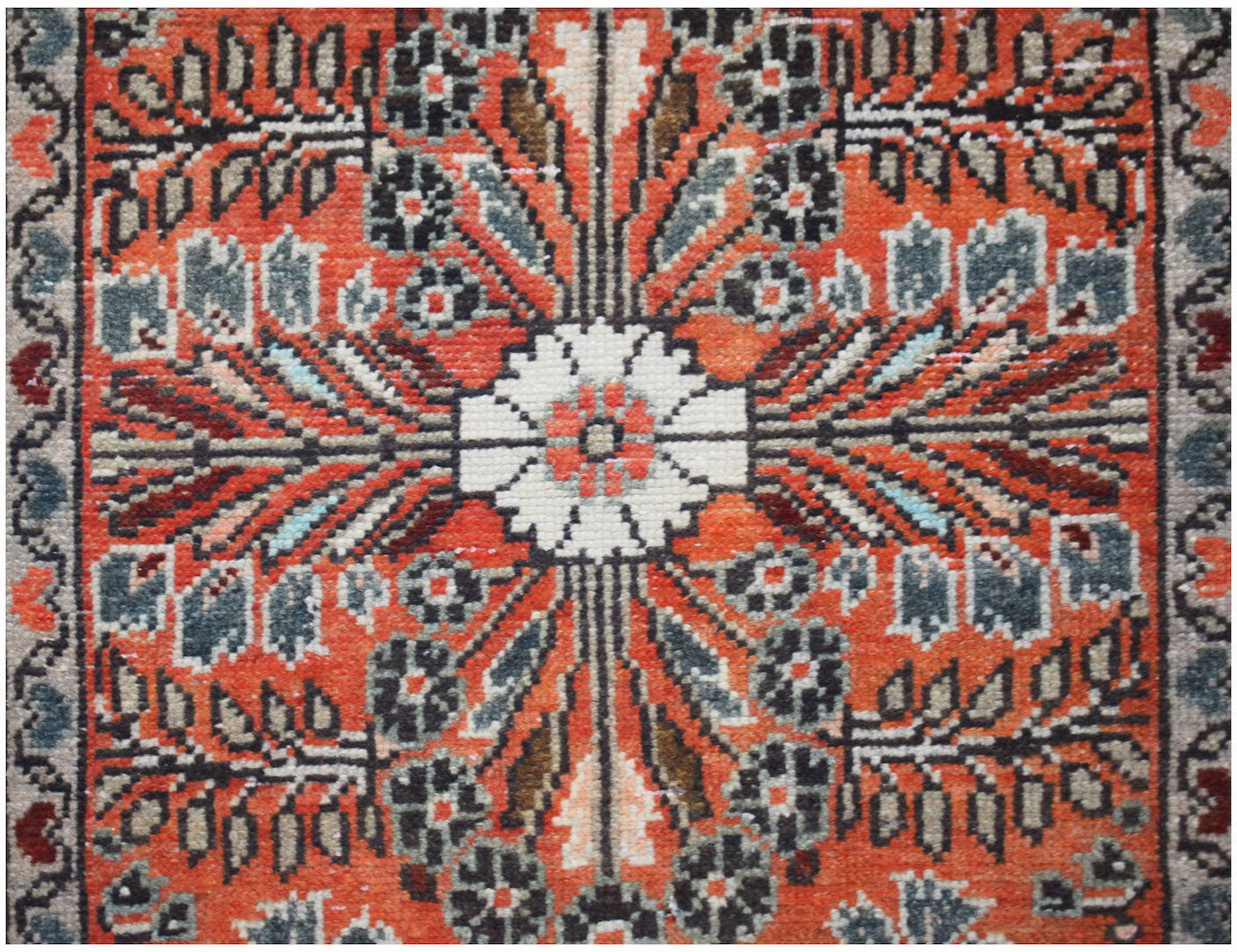 Handmade Mini Vintage Persian Sarouk Rug | 133 x 75 cm | 4'4" x 2'5" - Najaf Rugs & Textile