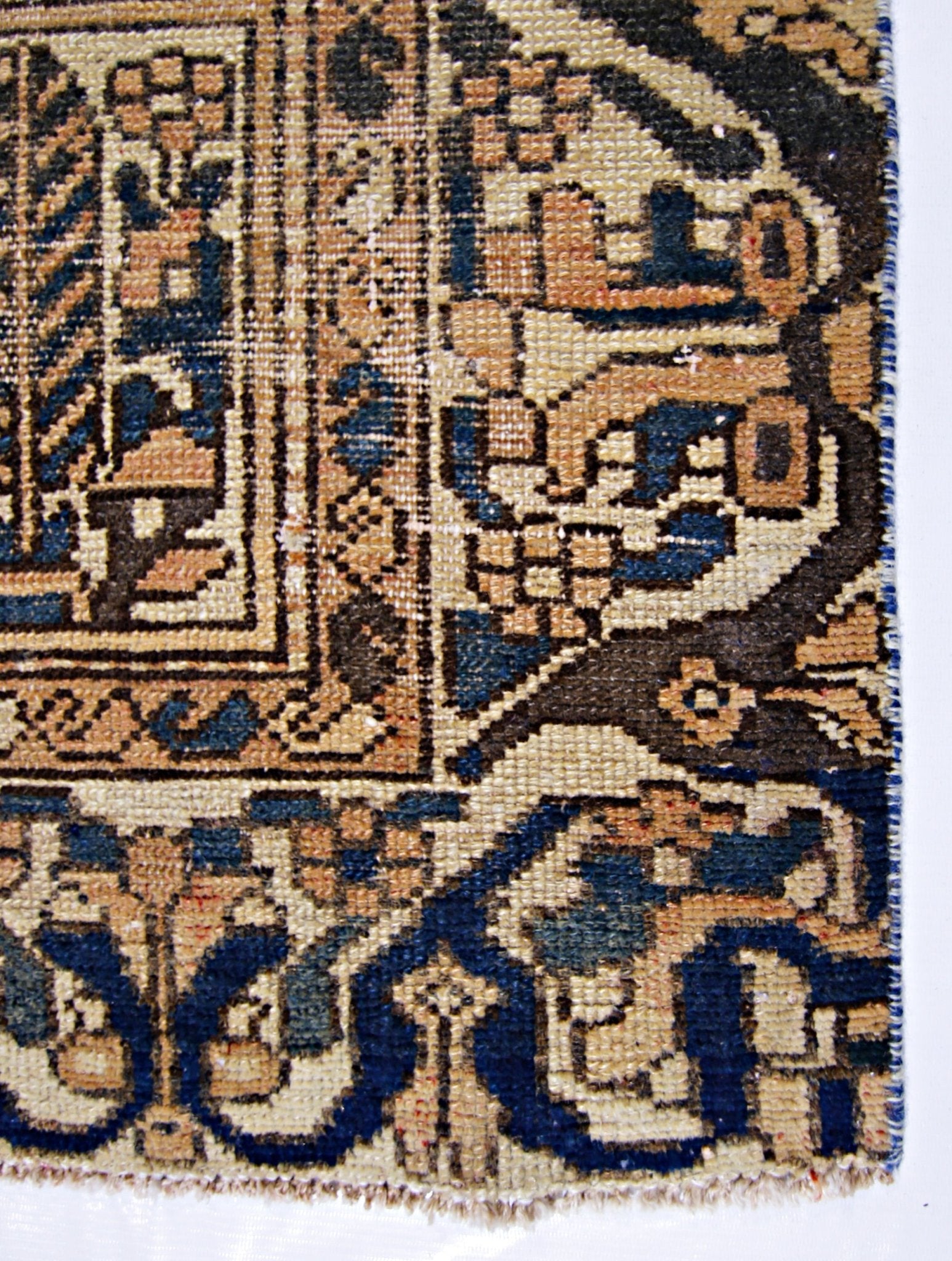 Handmade Vintage Persian Bakhtiar Rug | 199 x 140 cm | 6'6" x 4'7" - Najaf Rugs & Textile