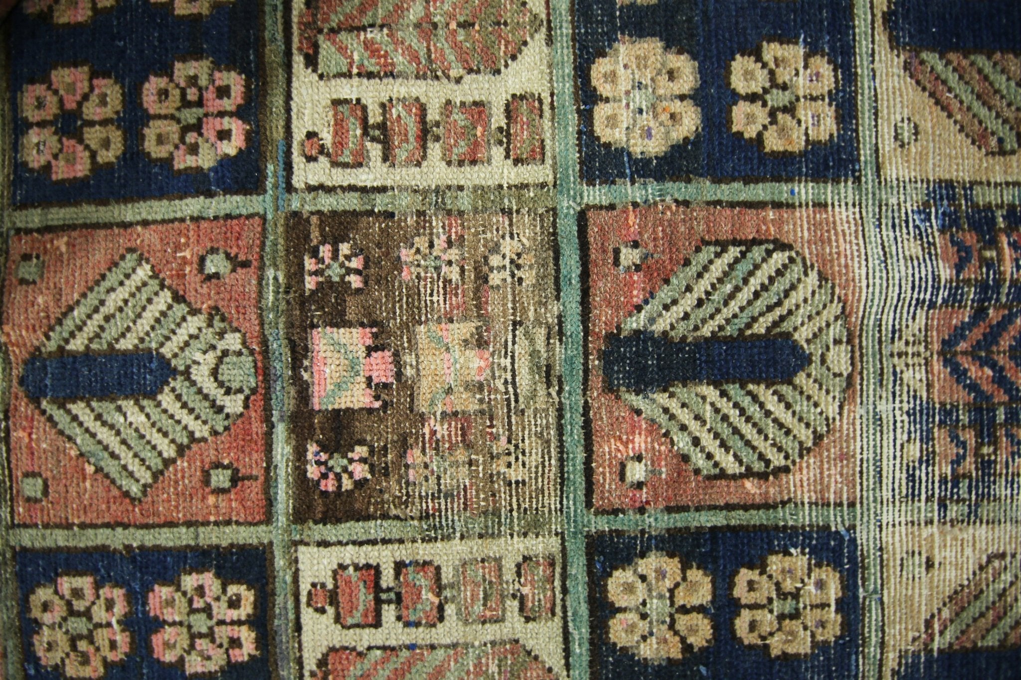 Handmade Vintage Persian Bakhtiar Rug | 260 x 200 cm | 8'6" x 6'7" - Najaf Rugs & Textile