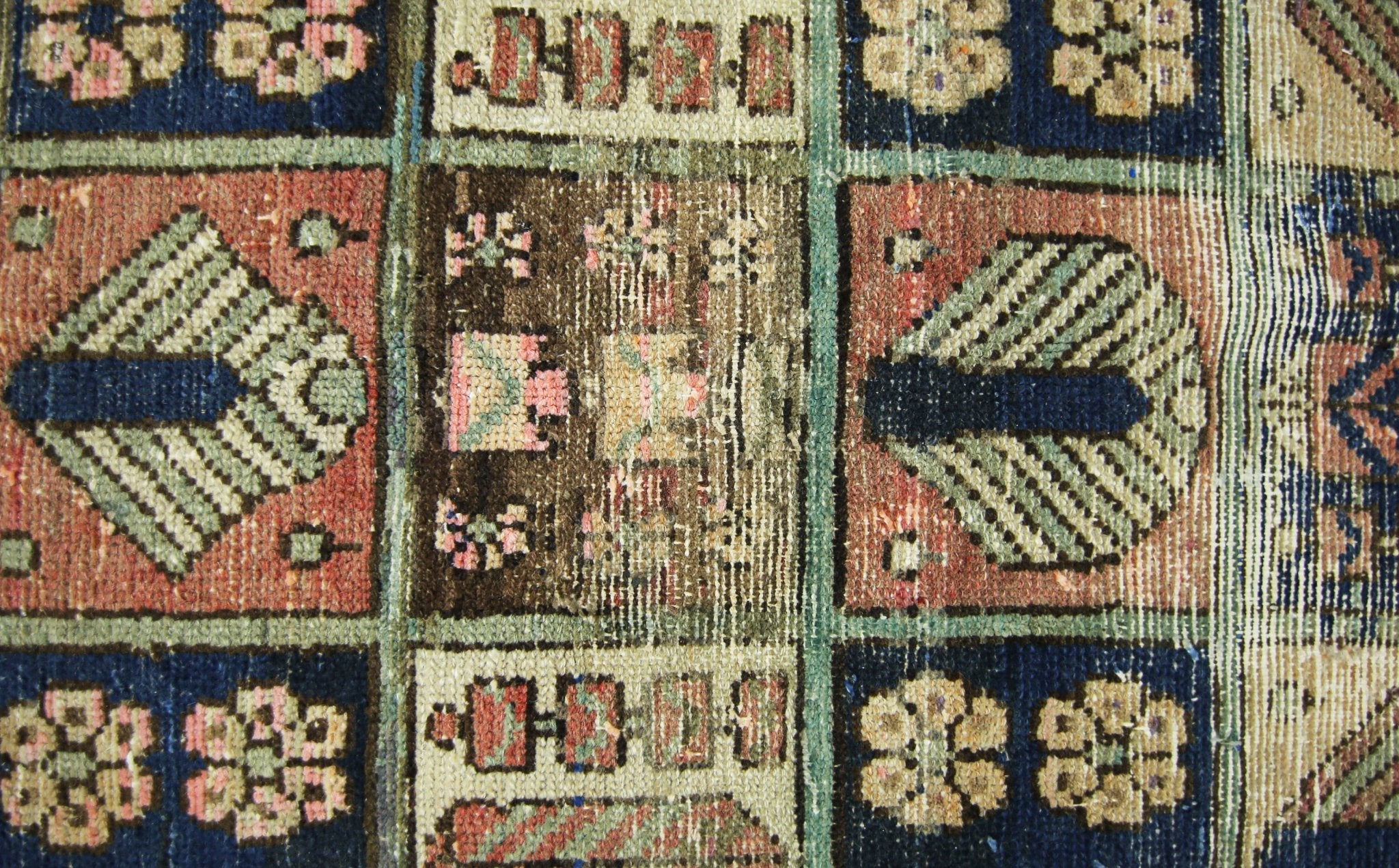 Handmade Vintage Persian Bakhtiar Rug | 260 x 200 cm | 8'6" x 6'7" - Najaf Rugs & Textile