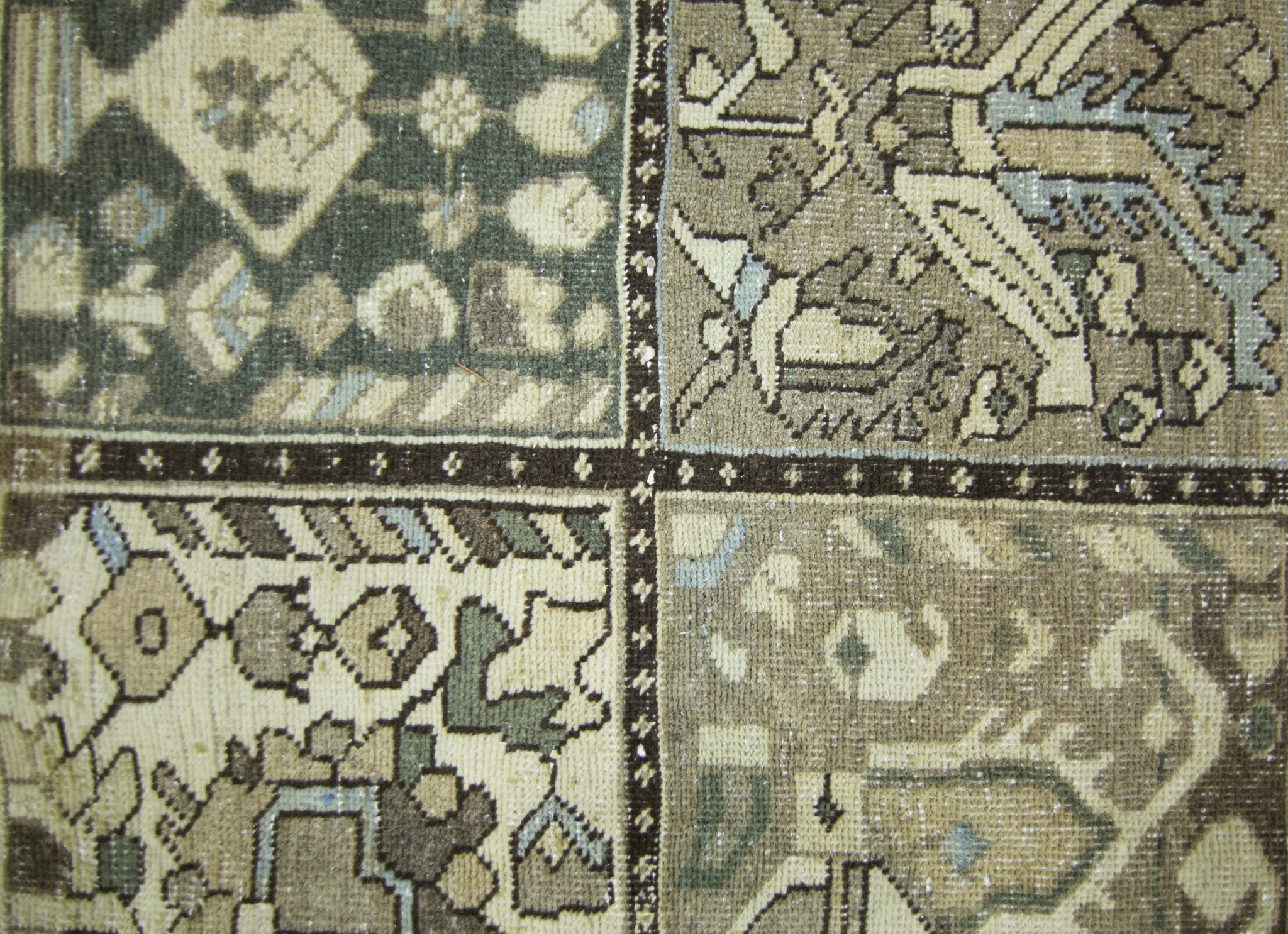 Handmade Vintage Persian Bakhtiar Rug | 287 x 214 cm | 9'5" x 7' - Najaf Rugs & Textile