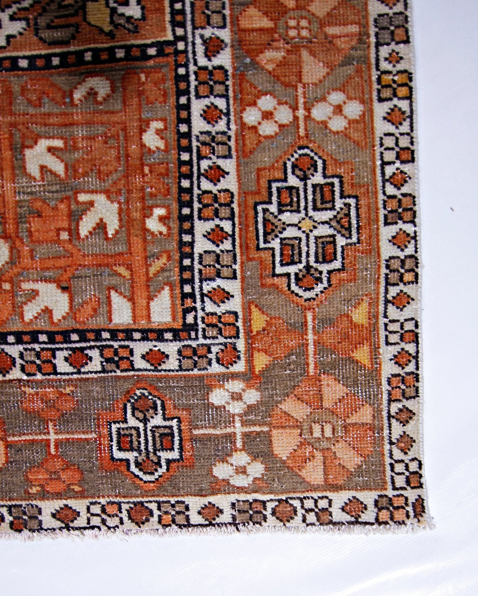 Handmade Vintage Persian Bakhtiar Rug | 299 x 192 cm | 9'9" x 6'3" - Najaf Rugs & Textile