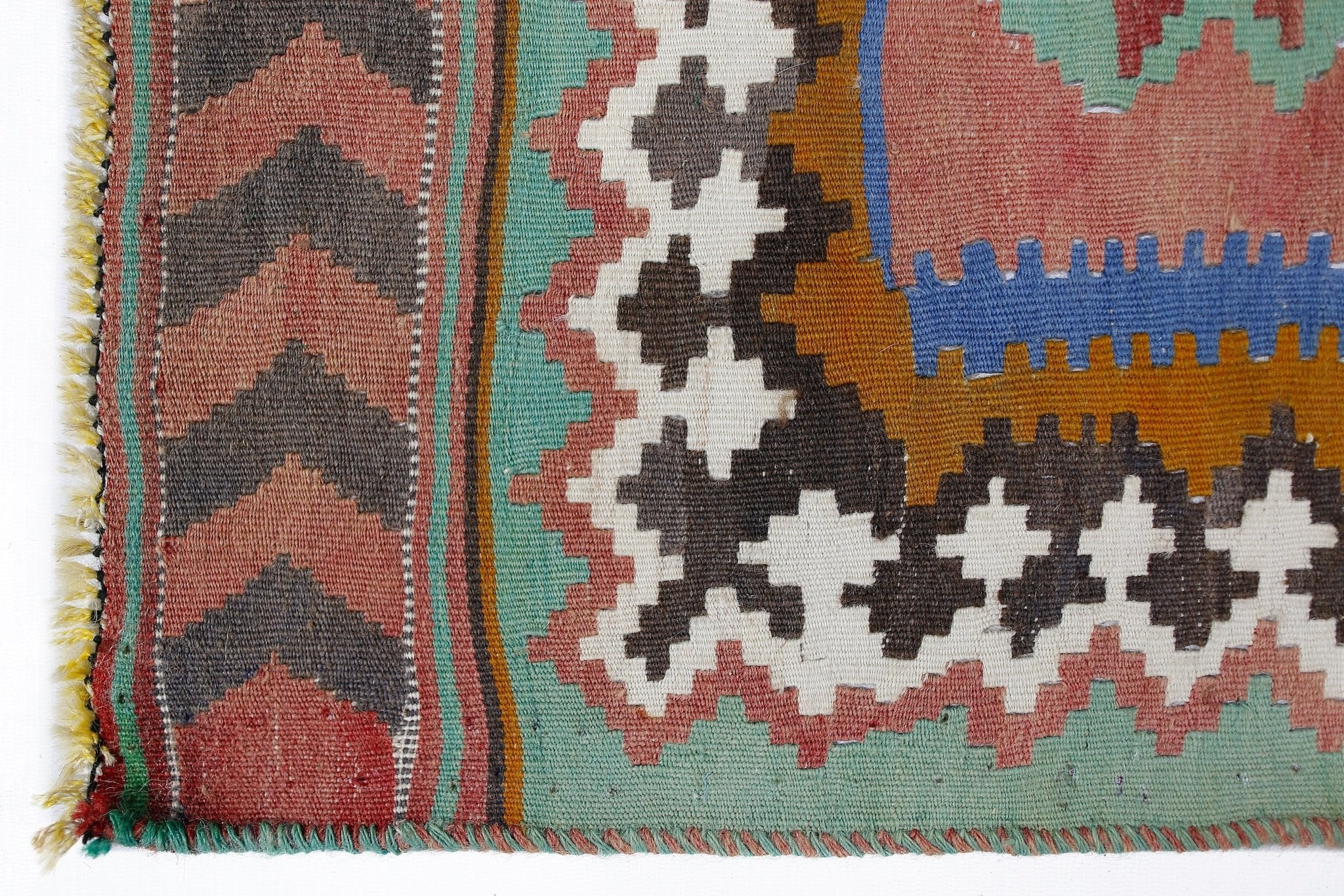 Handmade Vintage Persian Ghasghai Kilim | 256 x 142 cm | 8'5" x 4'8" - Najaf Rugs & Textile