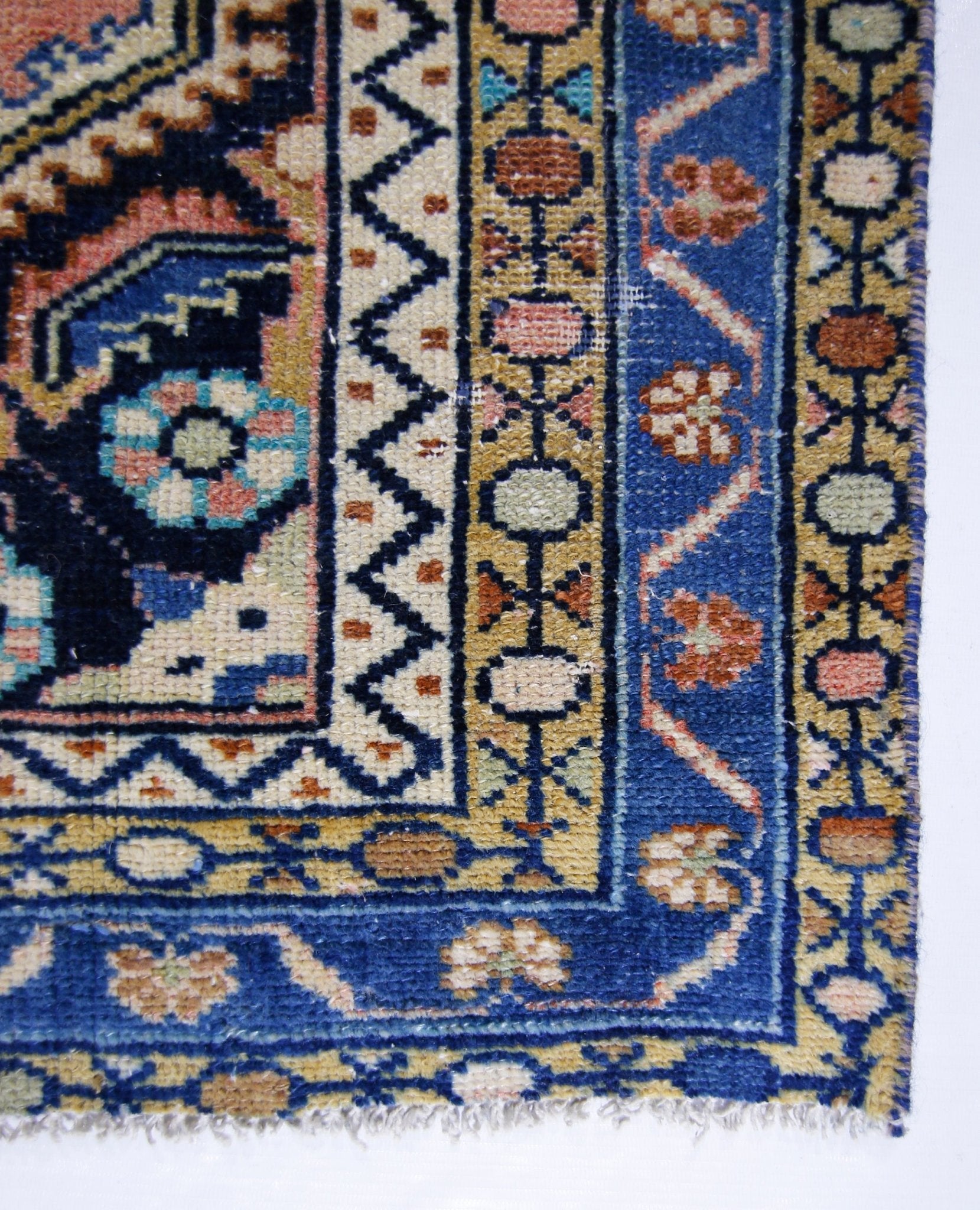 Handmade Vintage Persian Rug | 134 x 100 cm | 4'5" x 3'3" - Najaf Rugs & Textile