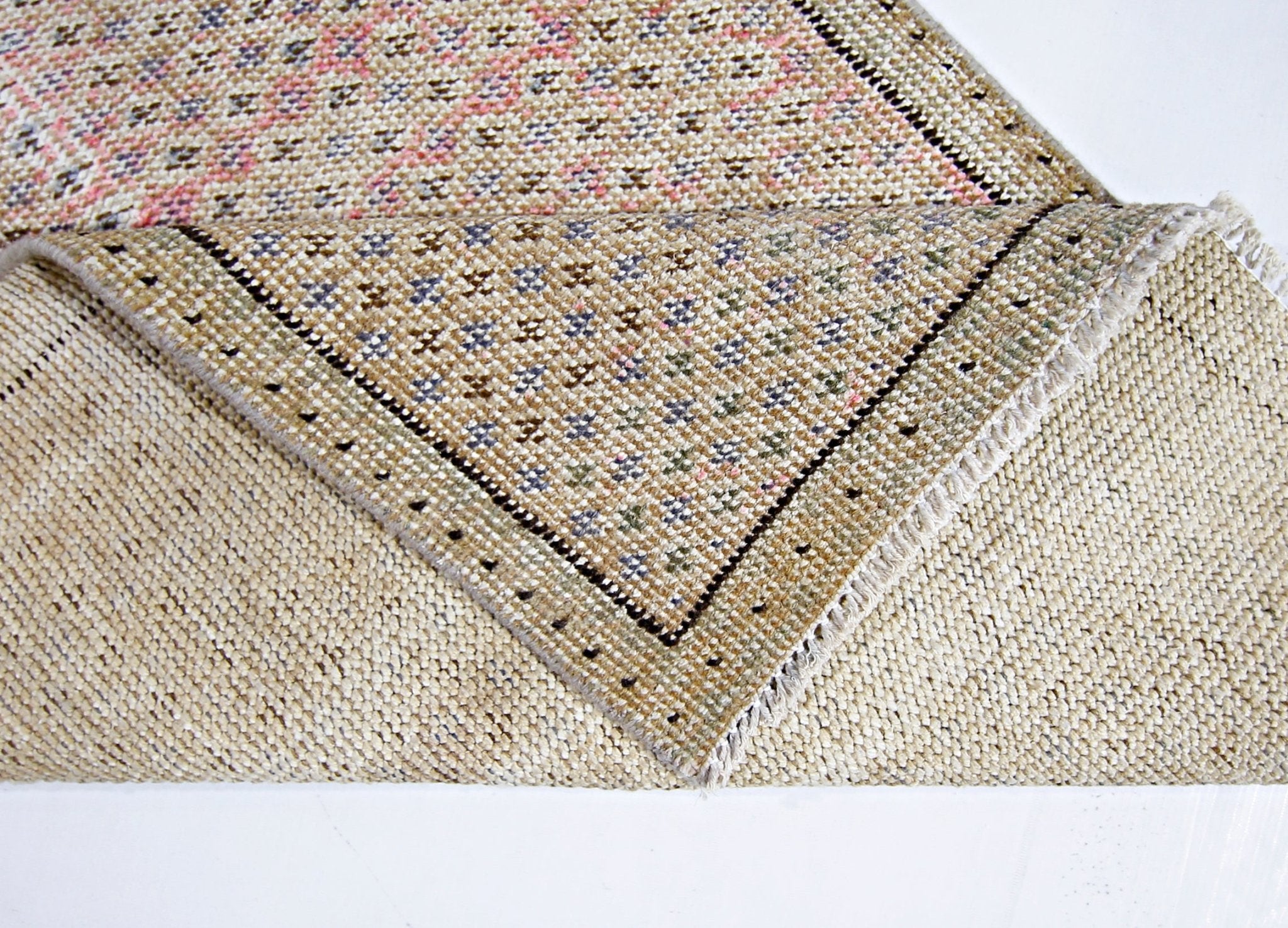 Handmade Vintage Persian Rug | 139 x 75 cm | 4'6" x 2'6" - Najaf Rugs & Textile