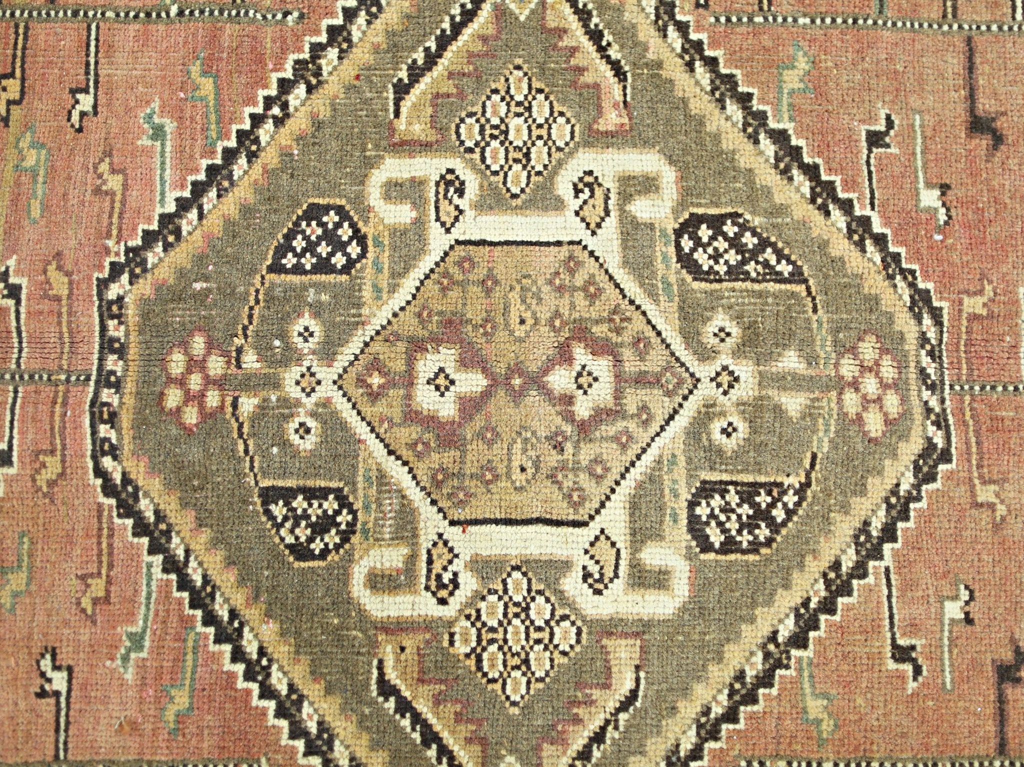Handmade Vintage Persian Shiraz Rug | 242 x 151 cm | 7'11" x 4'11" - Najaf Rugs & Textile