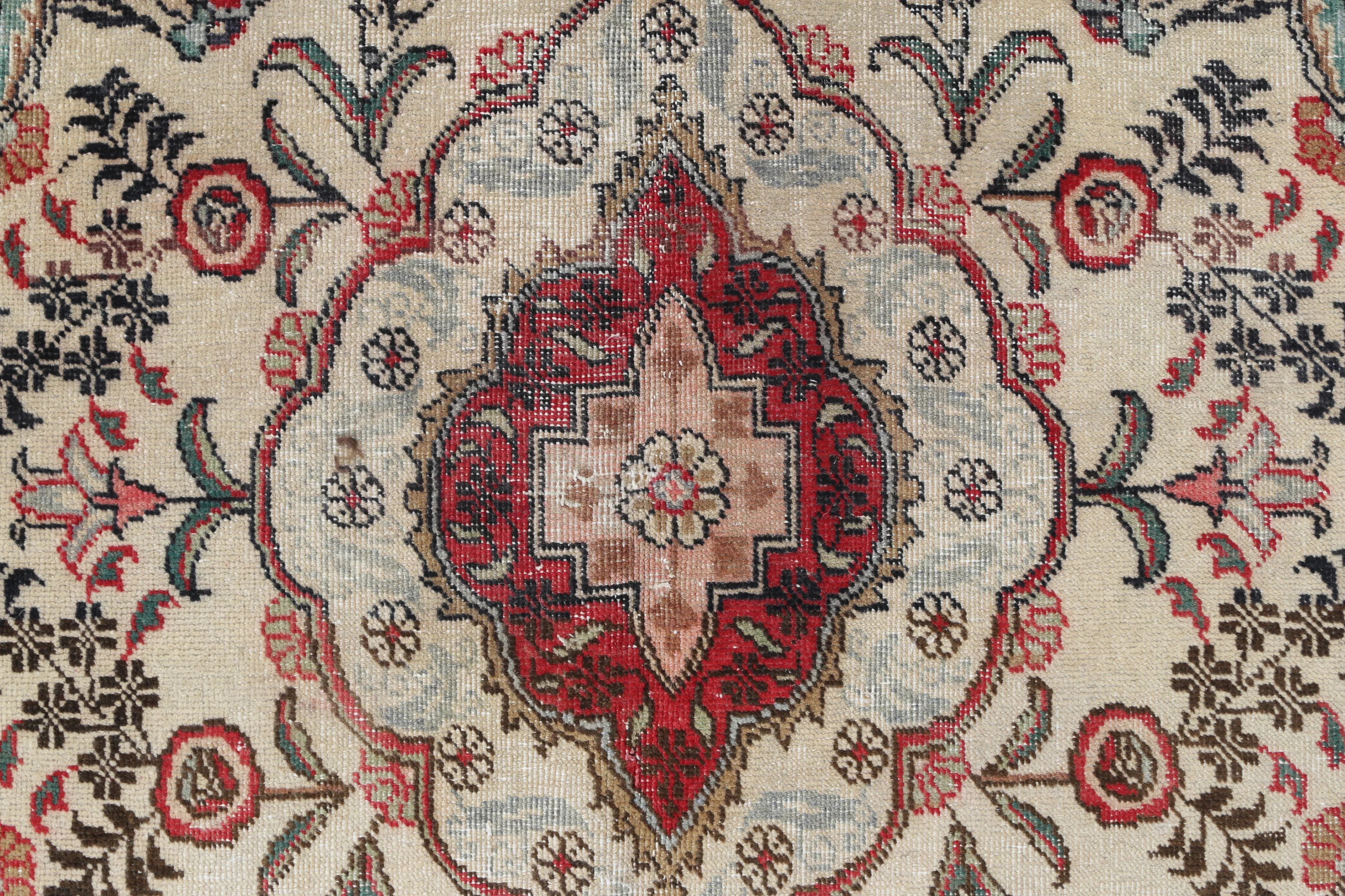 370 × 270 cm (12' × 9')