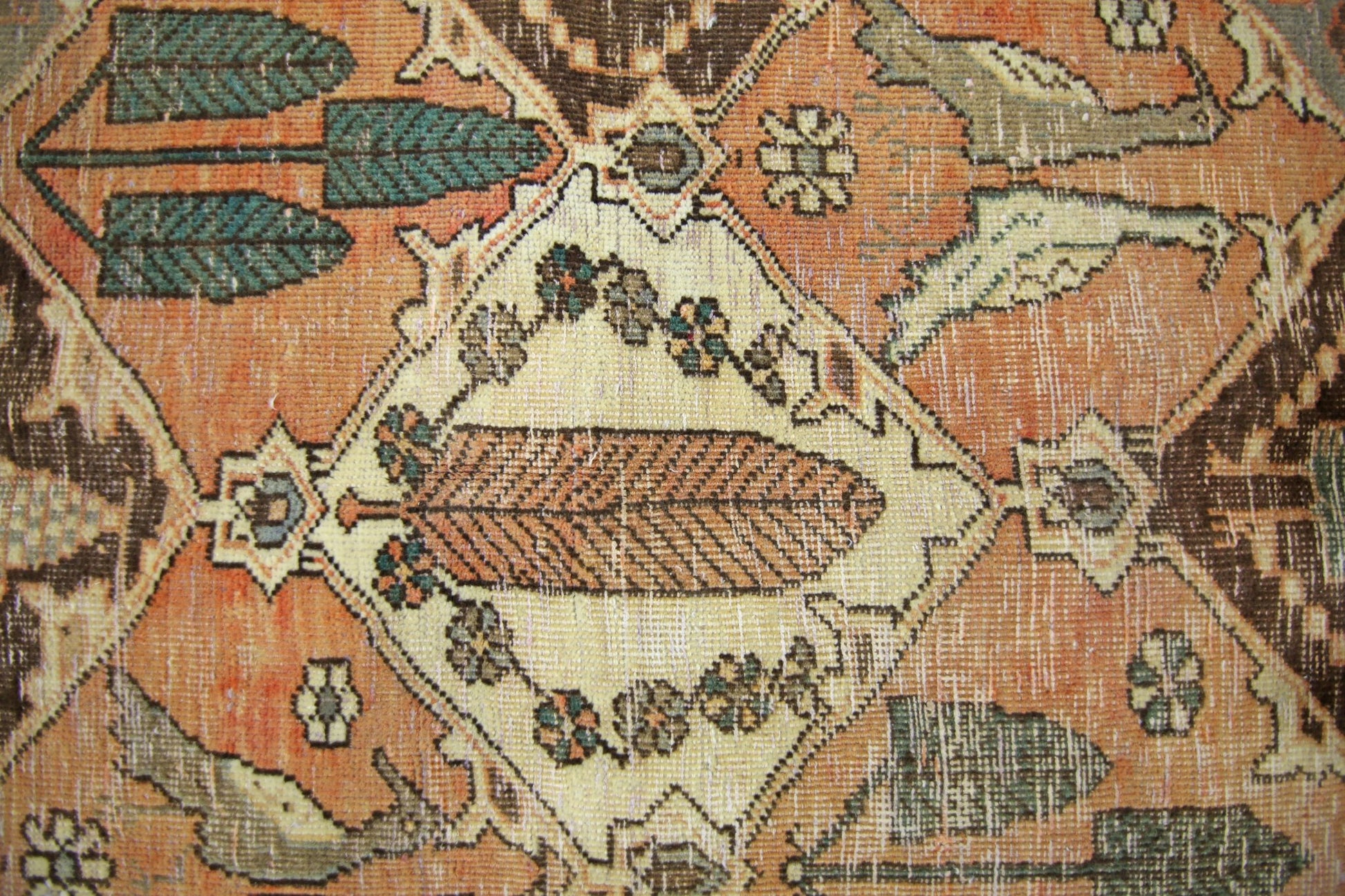 A vintage Persian Bakhtiari rug featuring a central leaf motif within a diamond-shaped medallion.