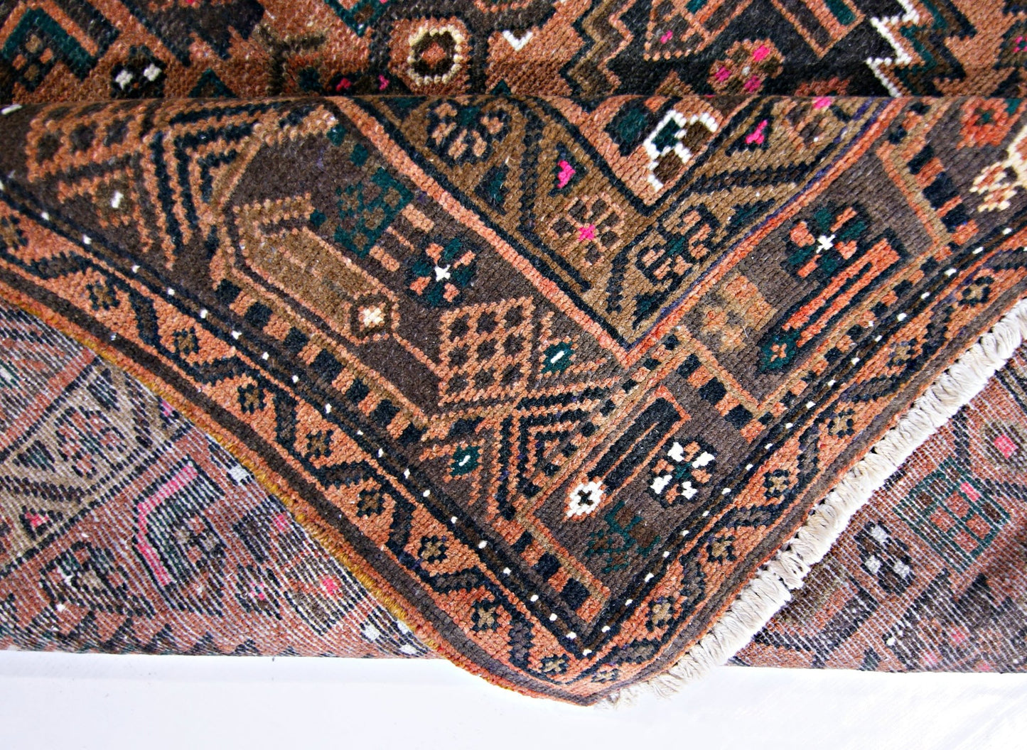 Handmade Vintage Persian Rug | 216 x 143 cm | 7'1" x 4'8" - Najaf Rugs & Textile