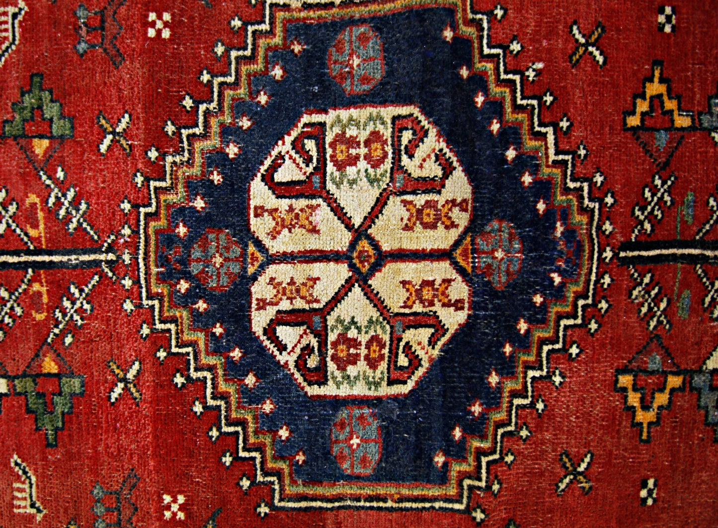 Handmade Vintage Persian Shiraz Rug | 259 x 114 cm | 8'6" x 3'9" - Najaf Rugs & Textile